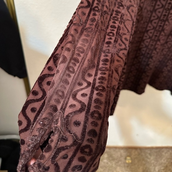 🍩VINTAGE🍩 Shik Yee Chocolate Brown Velour Patterned Button Up Top - Picture 7 of 8